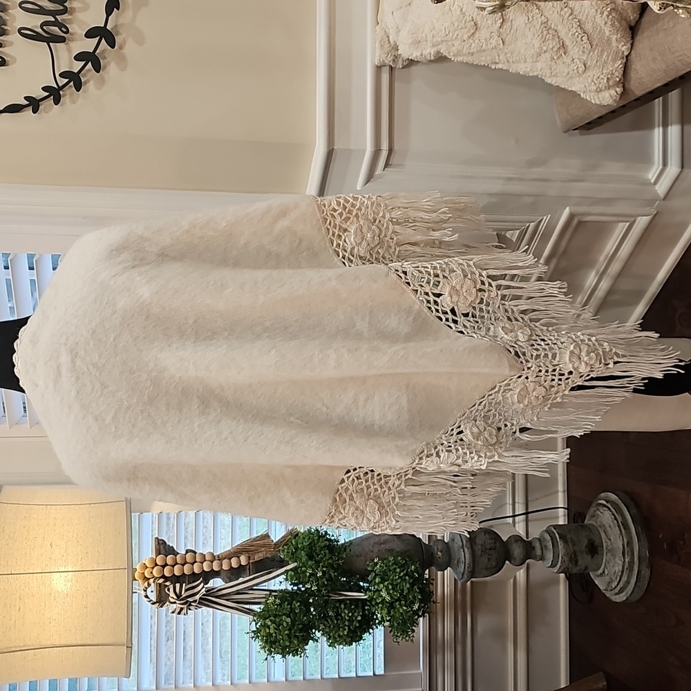 Alpaca/Lambswool shawl with crocheted accents